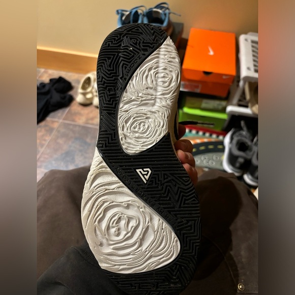 Gianni’s basketball shoes - Picture 2 of 7